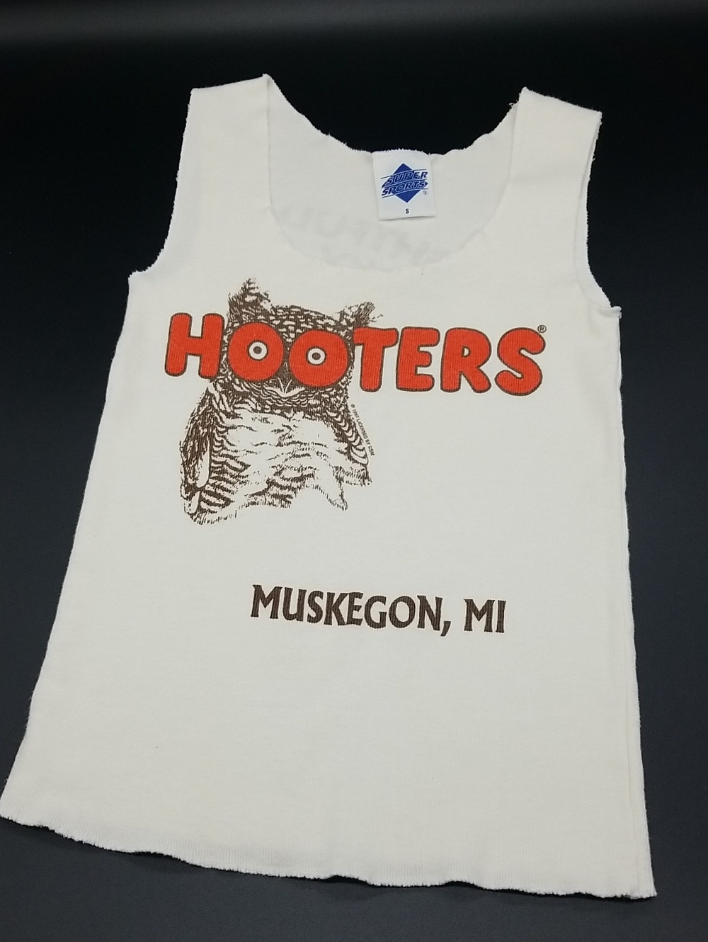 Vintage Super Sports White, Orange & Brown "Hooters" "Muskegon, MI" Tank Top